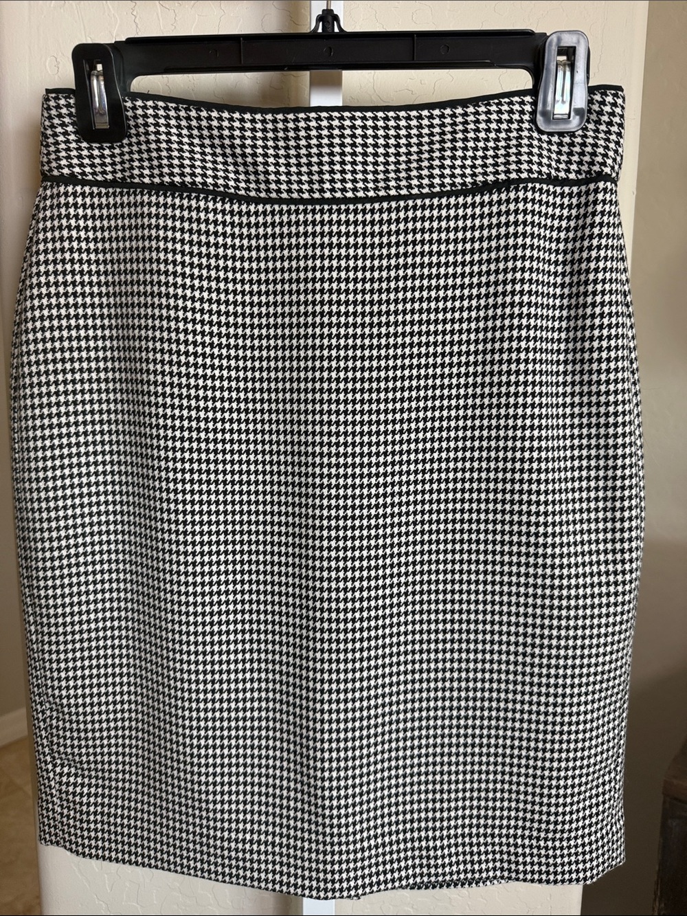 Banana Republic Black and White Houndstooth Pencil Skirt